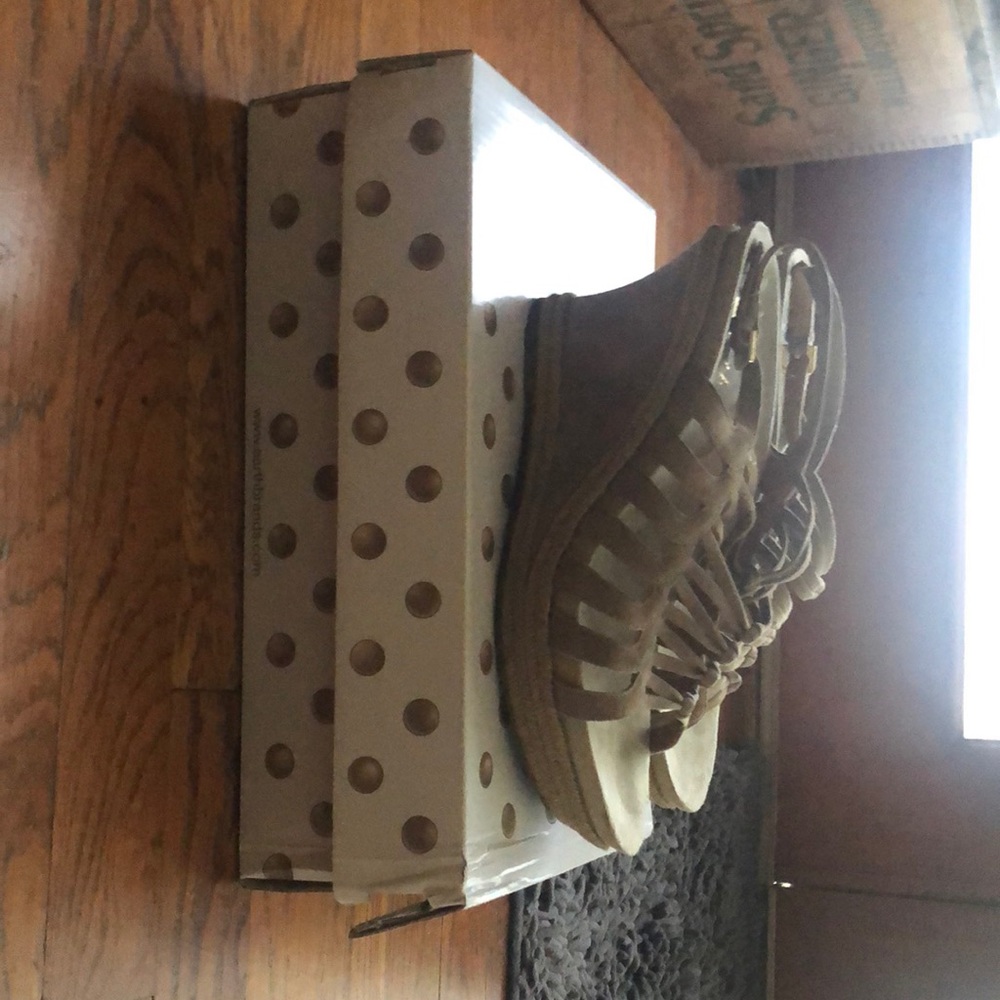 EARTH Wedge sandals Size 9 Like new only worn once.